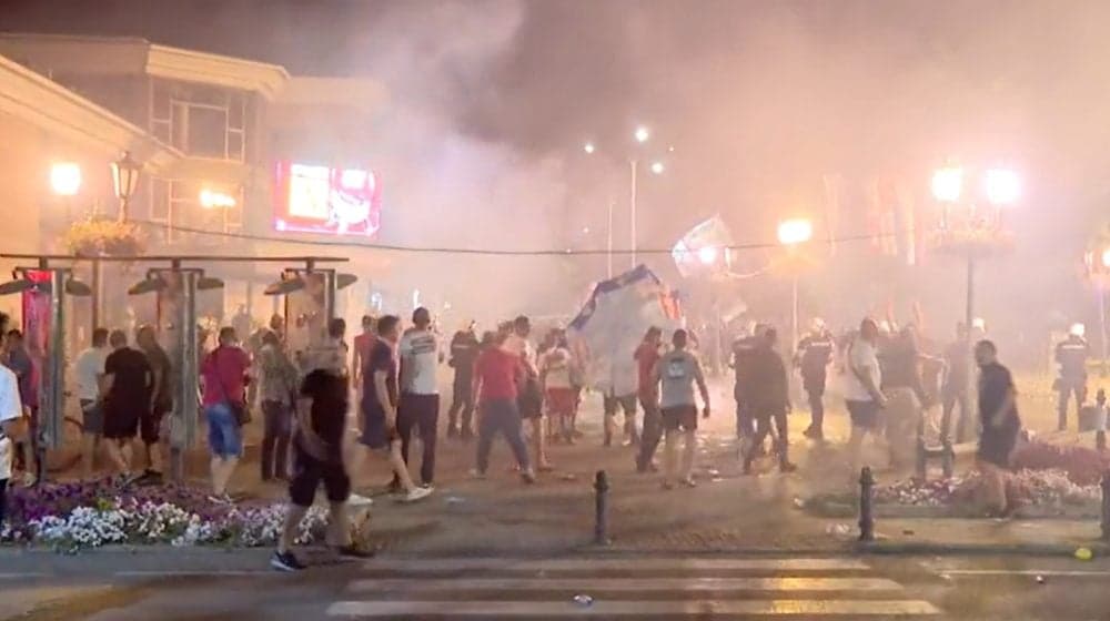Napad pristalica SNS-a na demonstrante u Vrbasu
