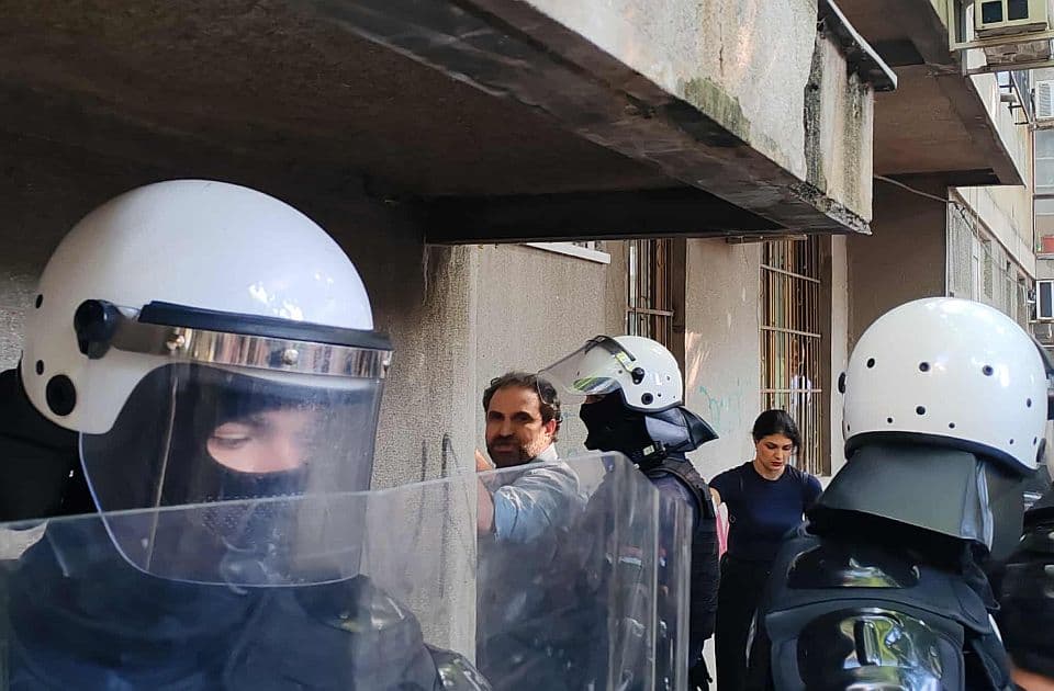 Brutalno hapšenje profesora Radivoja Jovovića ispred suda u Novom Sadu